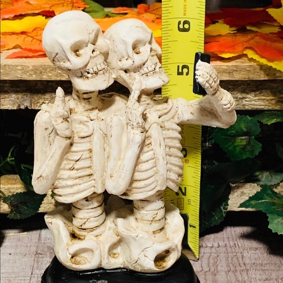 Skeleton Selfie Couple - Picture 10 of 10